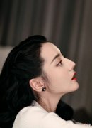 【时尚一点】热巴新活动造型封神！穿黑色背带裤身材比例不输超模，白到快发光