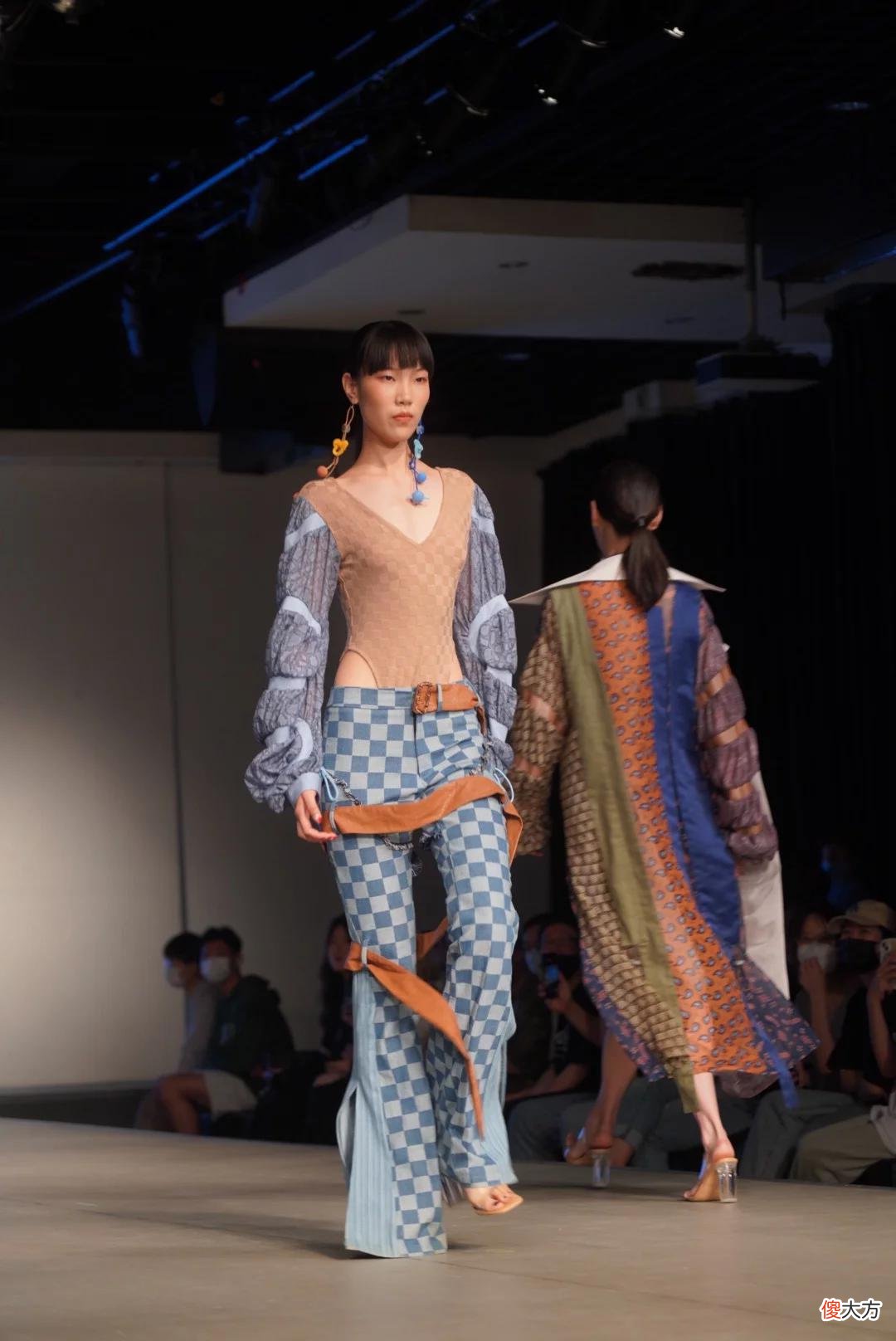 【就爱时尚】《尚+》2022年武汉纺织大学服装学院毕业季时装作品发布会开幕