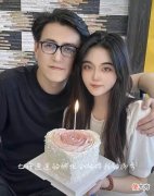 【时尚一点】靳东全家罕见亮相！侄女穿白衣颜值不输明星，妹妹穿黑裙却更显老