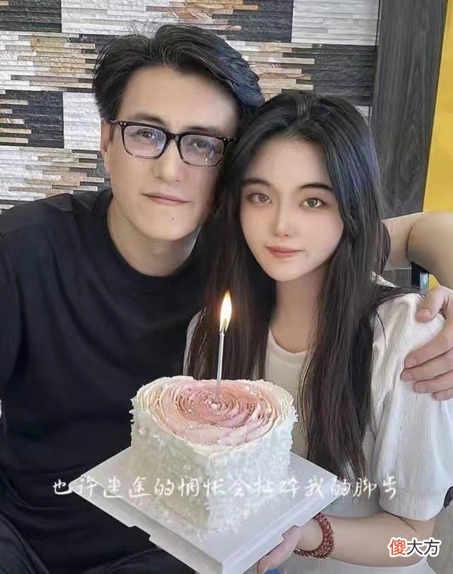 【时尚一点】靳东全家罕见亮相！侄女穿白衣颜值不输明星，妹妹穿黑裙却更显老