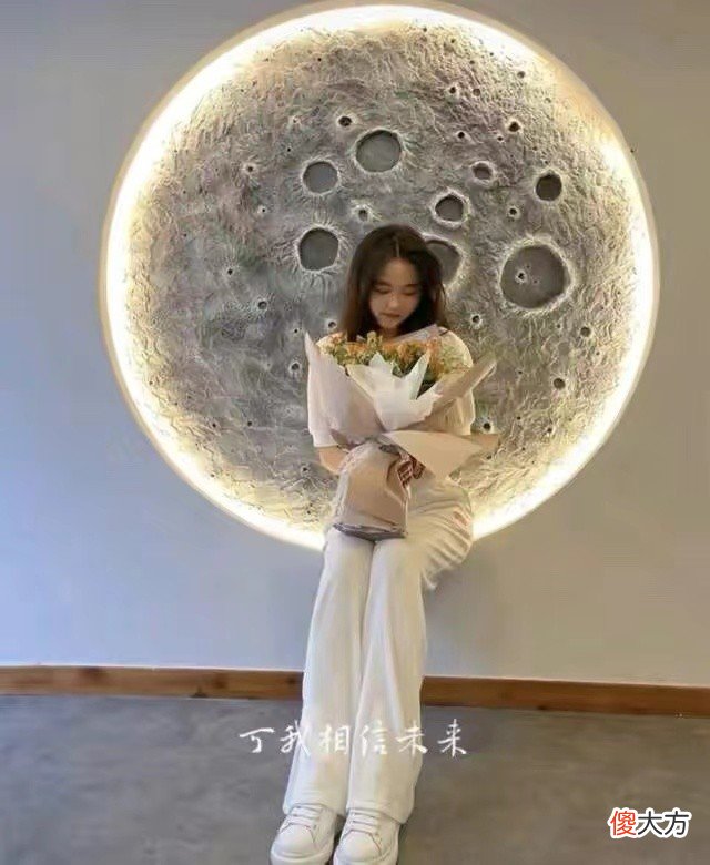 【时尚一点】靳东全家罕见亮相！侄女穿白衣颜值不输明星，妹妹穿黑裙却更显老