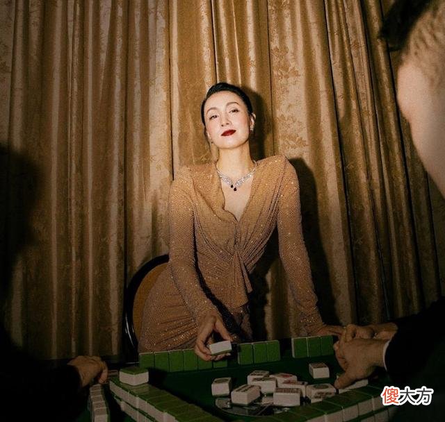 【就爱时尚】陶虹高调走红毯，小蛮腰大长腿凸显不住，48岁女人的魅力