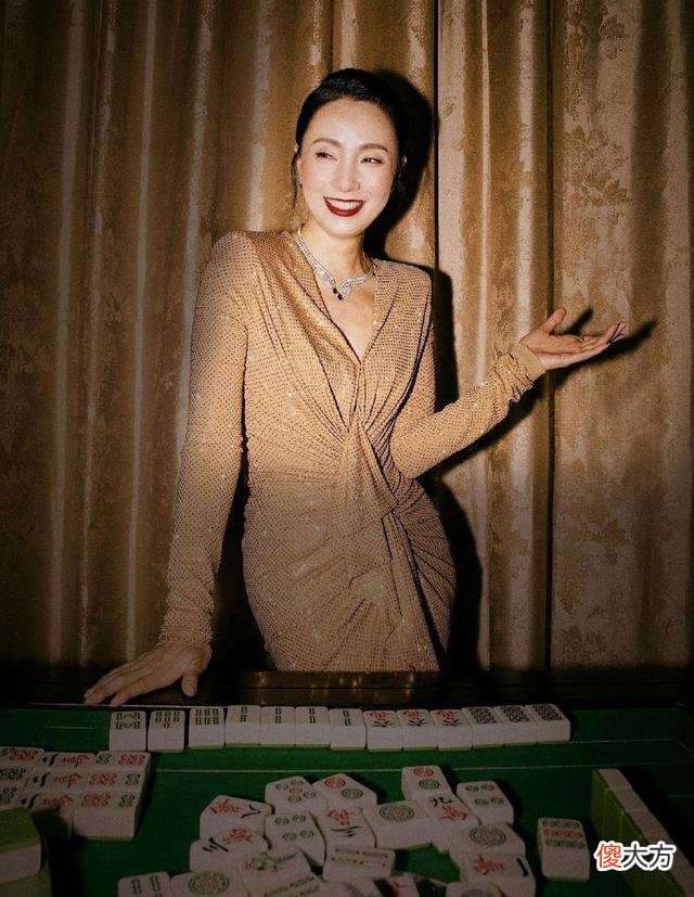 【就爱时尚】陶虹高调走红毯，小蛮腰大长腿凸显不住，48岁女人的魅力