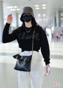 【就爱时尚】关晓彤毛衣配破洞裤大秀长腿，“盆帽”成焦点