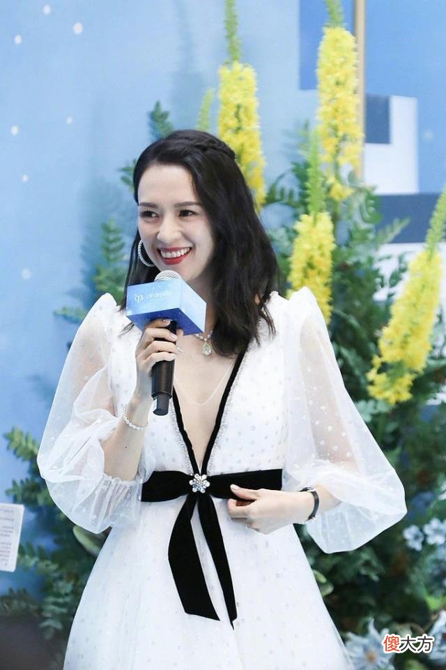 【就爱时尚】41岁章子怡真敢穿，白色连衣裙开叉到肚脐，生图也是美貌