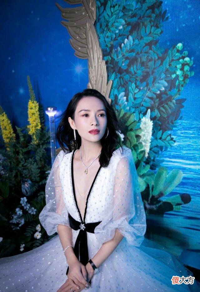 【就爱时尚】41岁章子怡真敢穿，白色连衣裙开叉到肚脐，生图也是美貌