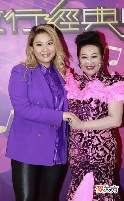 【时尚一点】郑欣宜出席活动，利落的层次感短发，整个人看起来丰满有魅力！