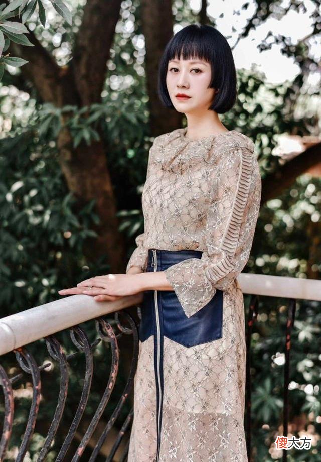 【就爱时尚】42岁倪虹洁现身机场，黑衣黑裤“马腰”明显，比95后都显嫩