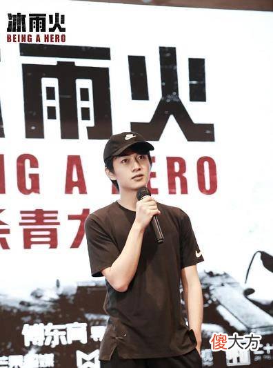 【时尚一点】陈晓终于剪胡子，穿短袖戴鸭舌帽满满少年感