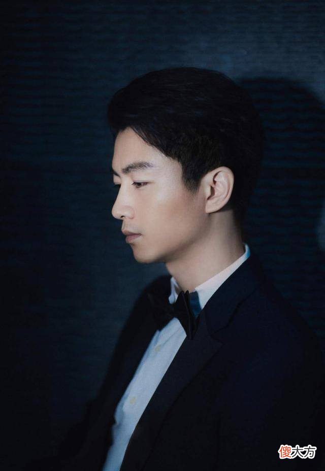 【时尚一点】陈晓终于剪胡子，穿短袖戴鸭舌帽满满少年感
