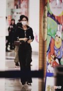 【时尚一点】唐嫣出席活动，黑天鹅裙配休闲裤甜美清新，少女身材让人羡慕