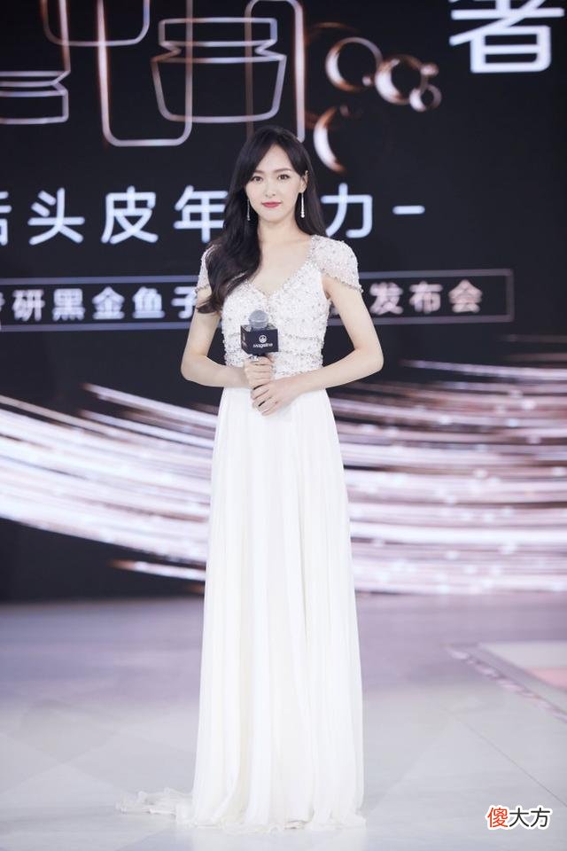 【时尚一点】唐嫣出席活动，黑天鹅裙配休闲裤甜美清新，少女身材让人羡慕