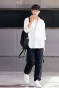 【时尚一点】黄子韬嫩到离谱了，穿白衬衫+框架眼镜像大学学长，太有男神样