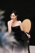 【时尚一点】唐嫣穿黑色公主裙优雅高贵，仿佛童话吊带走出来的样子