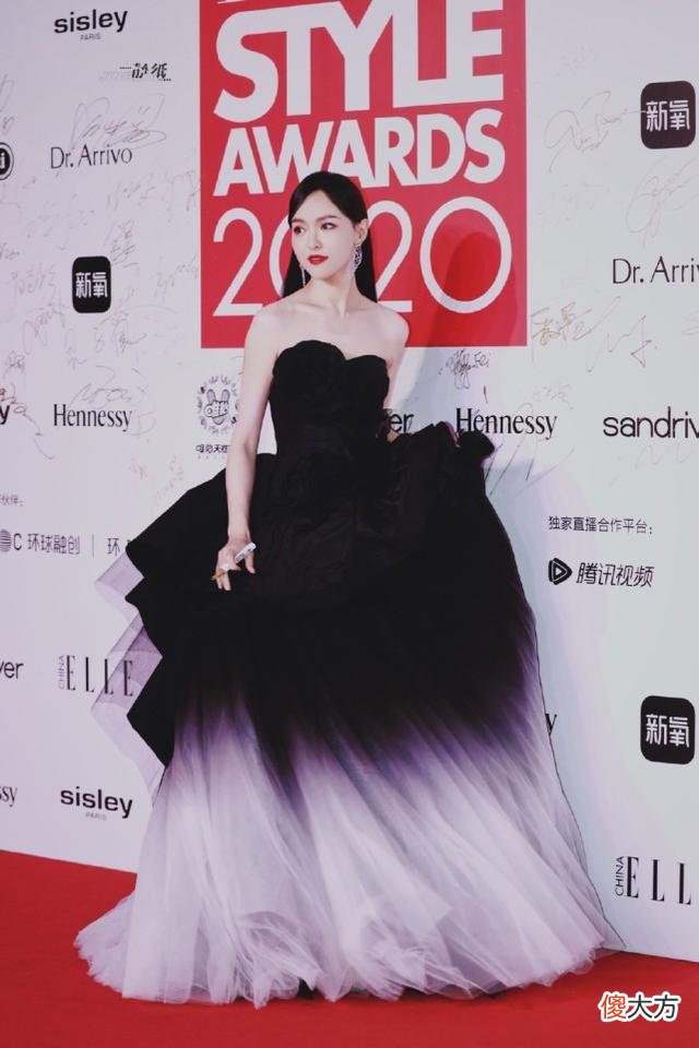【时尚一点】唐嫣穿黑色公主裙优雅高贵，仿佛童话吊带走出来的样子