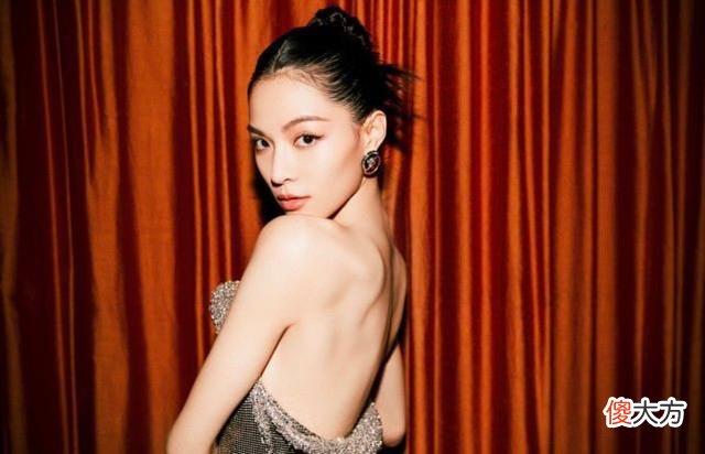 【时尚一点】钟楚曦太敢穿！紧身抹胸裙秀比例“蜂腰美腿”，堪比超模！