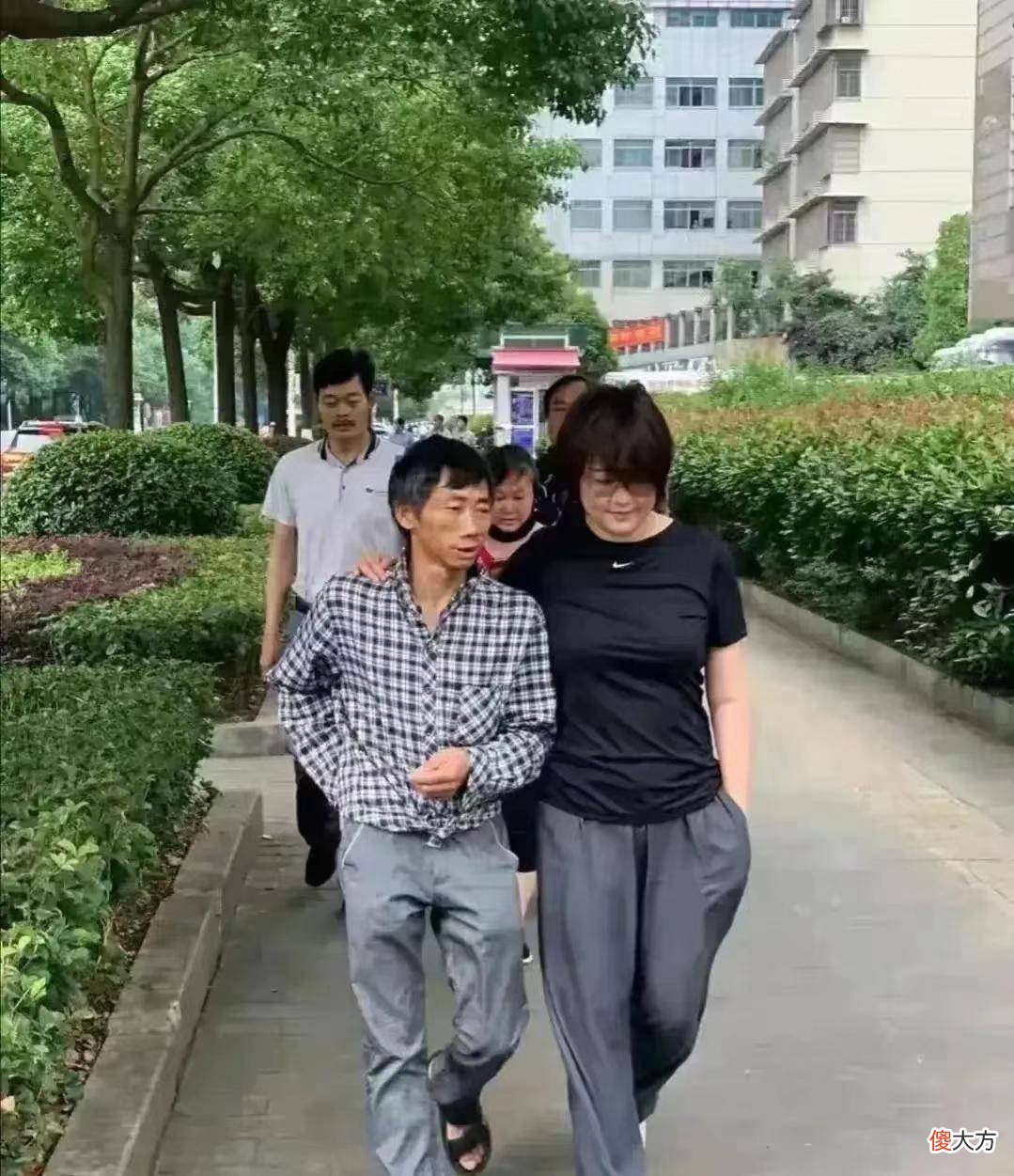 【就爱时尚】袁立近些年来不再拍戏，没有了职业身份的限制，在穿搭方面更随性