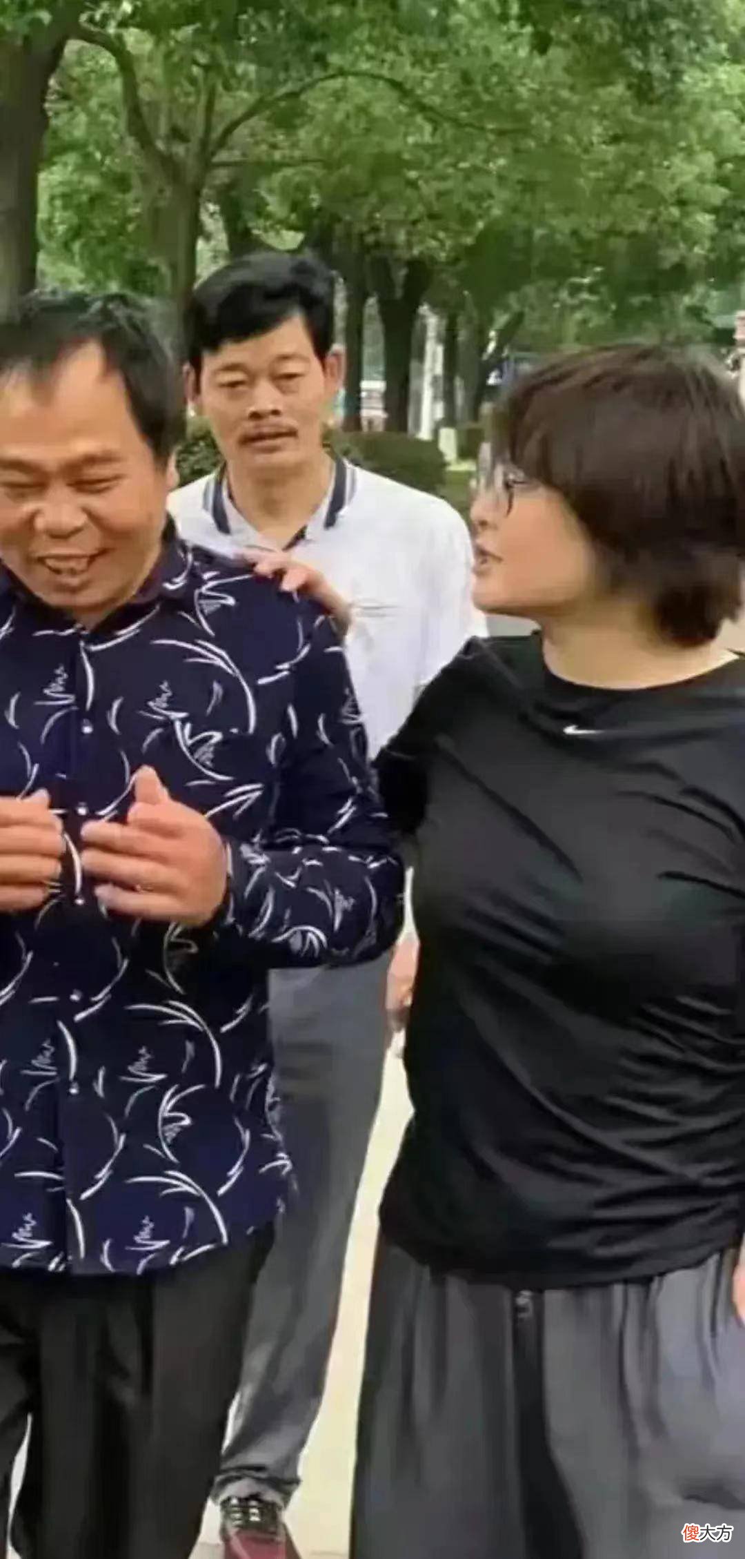 【就爱时尚】袁立近些年来不再拍戏，没有了职业身份的限制，在穿搭方面更随性