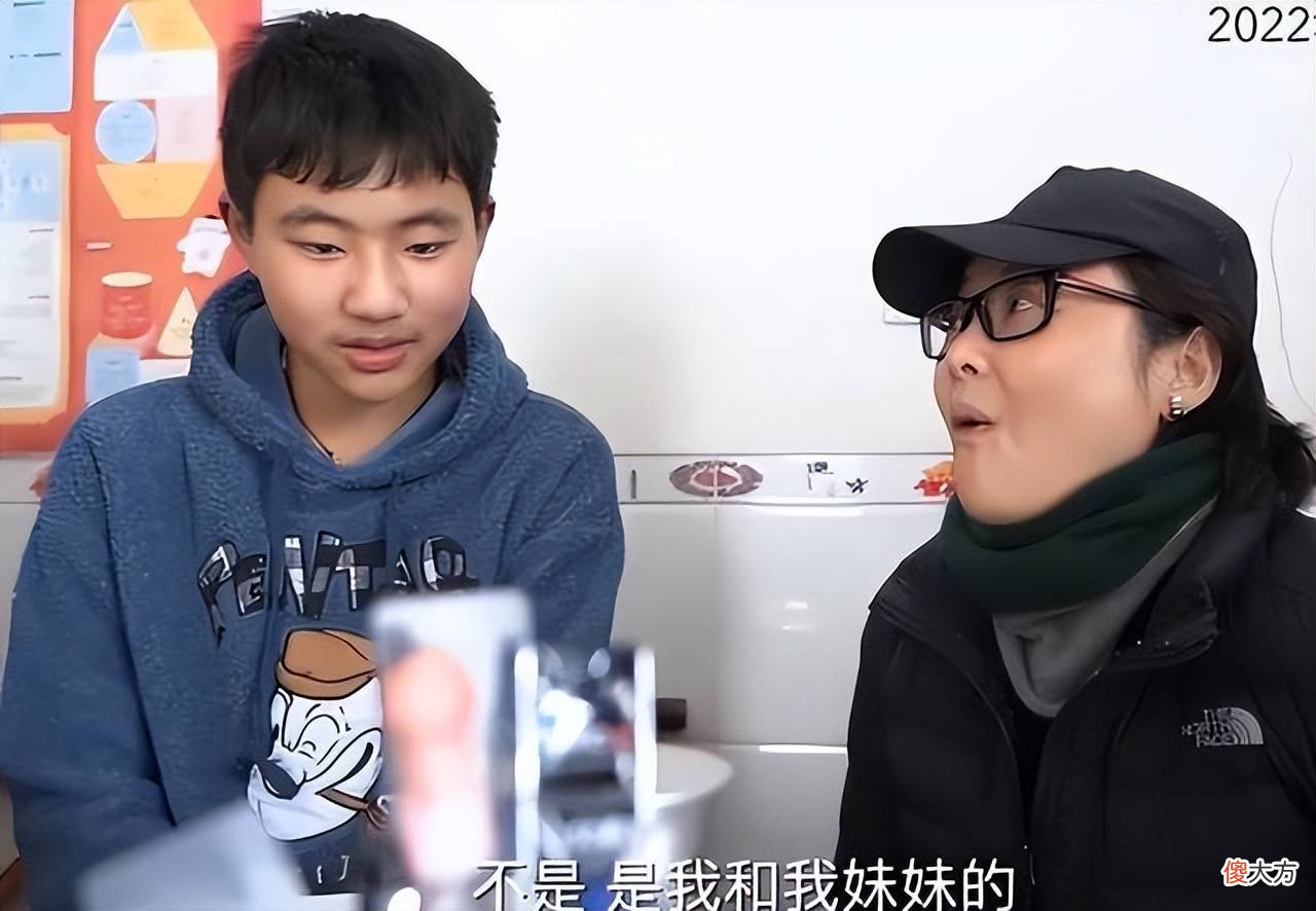 【就爱时尚】袁立近些年来不再拍戏，没有了职业身份的限制，在穿搭方面更随性