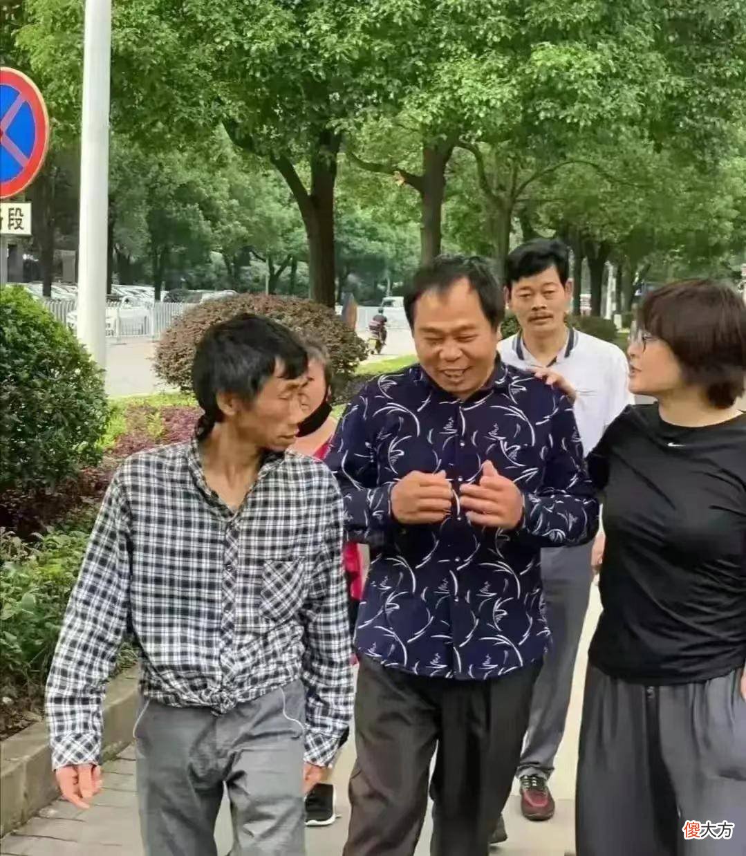 【就爱时尚】袁立近些年来不再拍戏，没有了职业身份的限制，在穿搭方面更随性