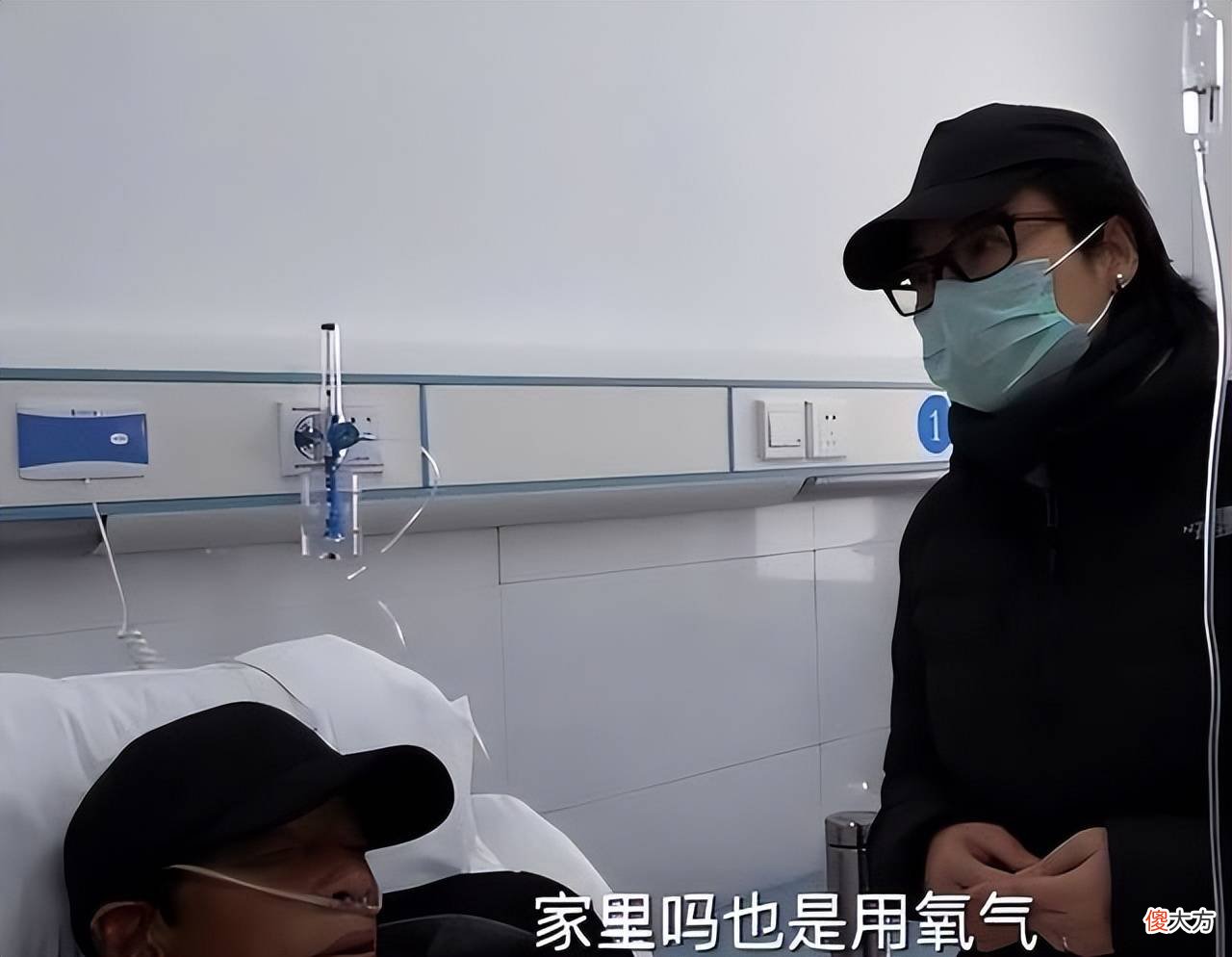 【就爱时尚】袁立近些年来不再拍戏，没有了职业身份的限制，在穿搭方面更随性