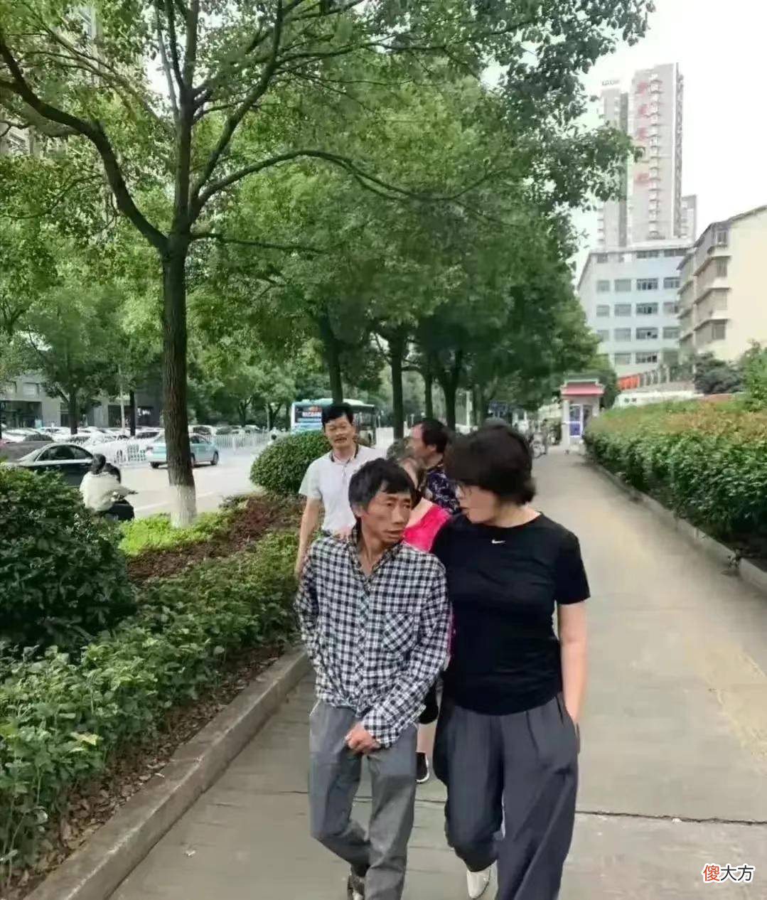 【就爱时尚】袁立近些年来不再拍戏，没有了职业身份的限制，在穿搭方面更随性