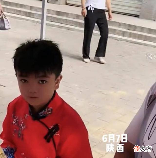 【就爱时尚】爸爸花10元雇请儿子穿旗袍给女儿加油，网友：爸爸实力坑娃！