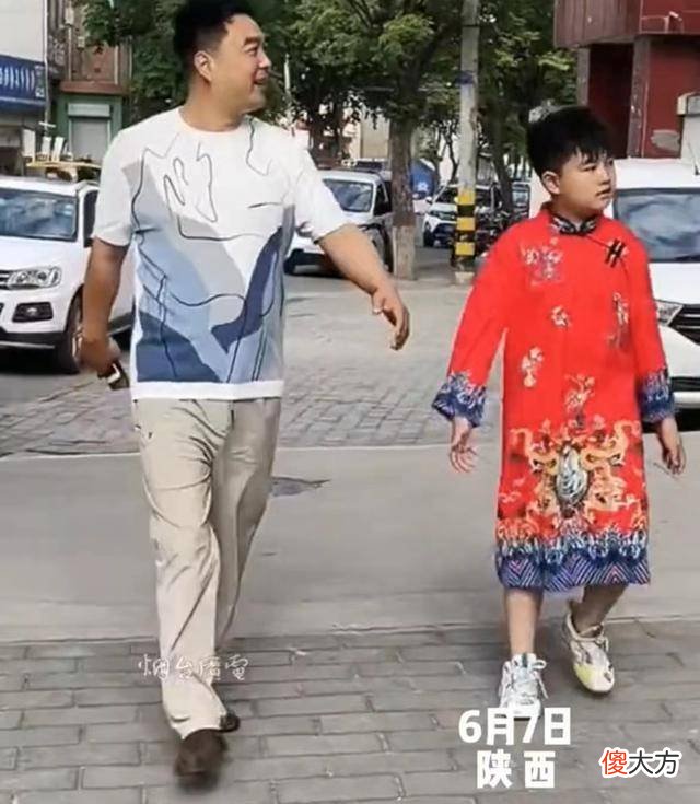 【就爱时尚】爸爸花10元雇请儿子穿旗袍给女儿加油，网友：爸爸实力坑娃！