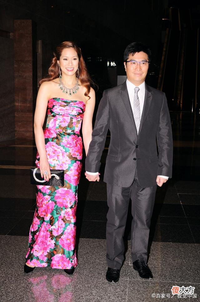 【时尚一点】“豪门阔太”徐子淇出席活动优雅的系两颗扣秀性感，女人味十足！