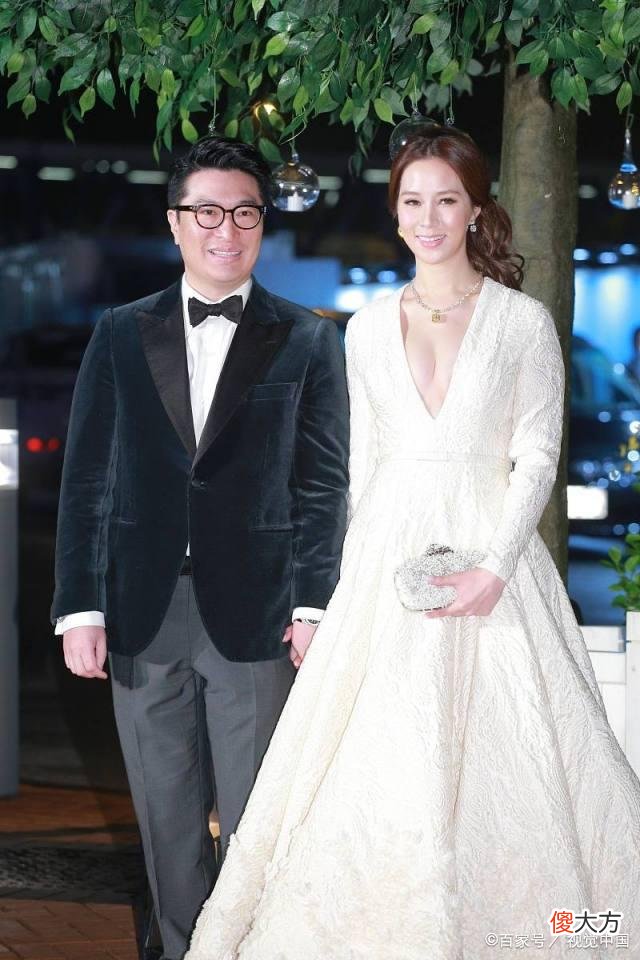 【时尚一点】“豪门阔太”徐子淇出席活动优雅的系两颗扣秀性感，女人味十足！