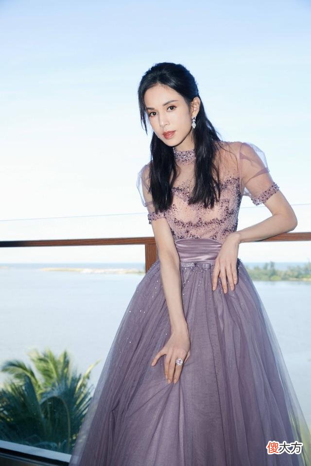 【时尚一点】52岁李若彤身材逆生长！少女打扮身材健美
