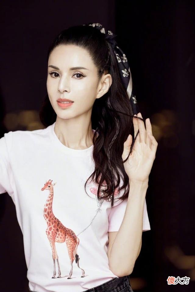 【时尚一点】52岁李若彤身材逆生长！少女打扮身材健美