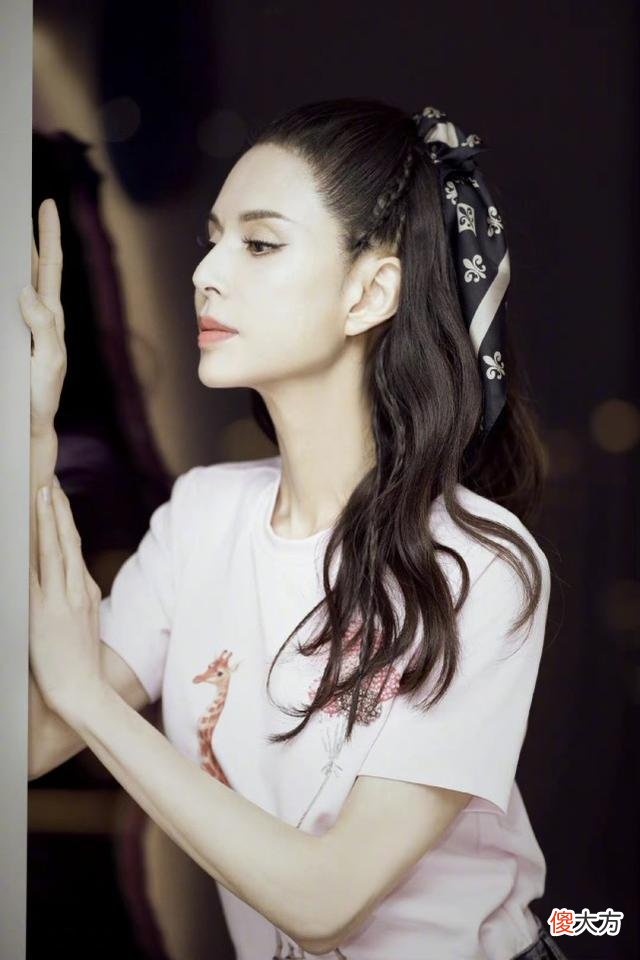 【时尚一点】52岁李若彤身材逆生长！少女打扮身材健美