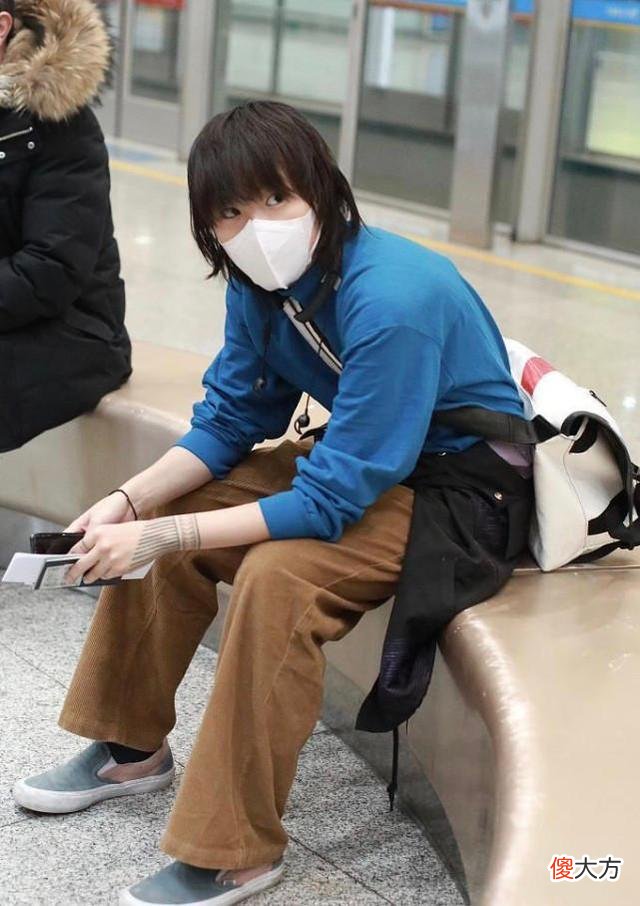 【时尚一点】窦靖童机场穿搭真“爷们”，炸毛发型配个性简单，比老妈王菲个性