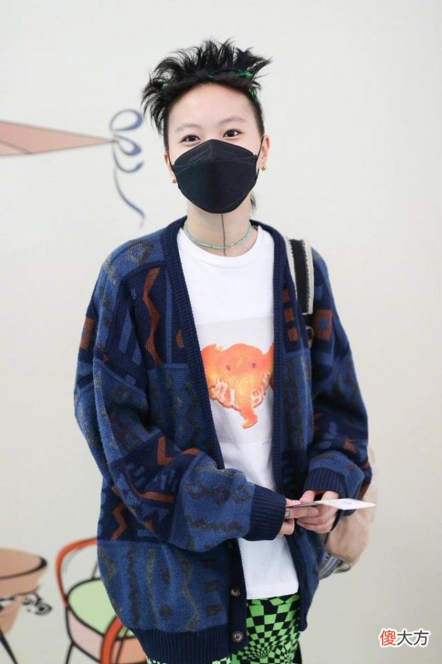 【时尚一点】窦靖童机场穿搭真“爷们”，炸毛发型配个性简单，比老妈王菲个性