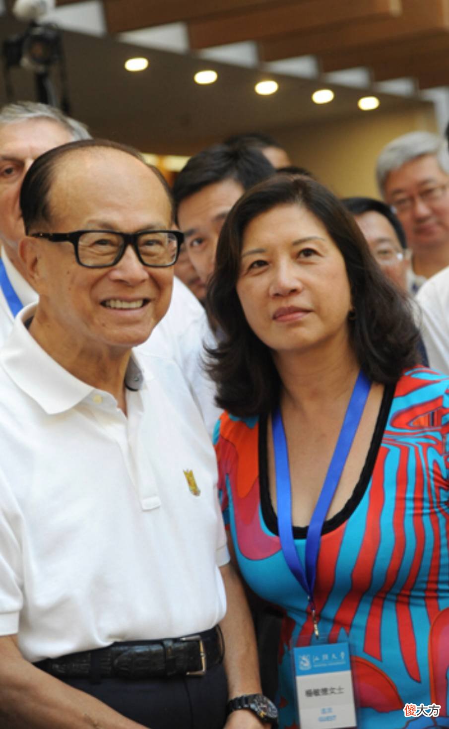 【时尚一点】李嘉诚人到九旬依旧容光焕发，着装正式状态却放松，儒雅又绅士