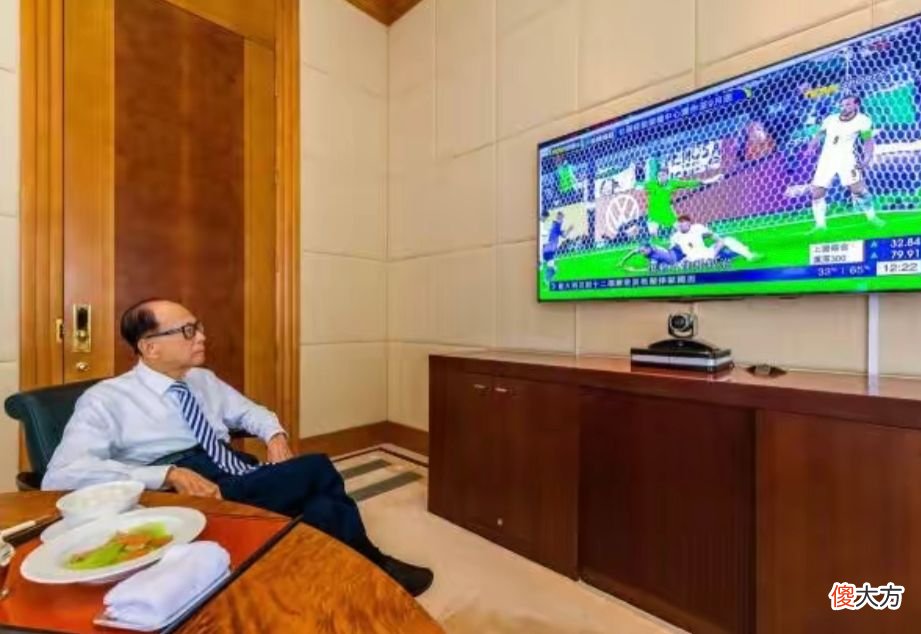 【时尚一点】李嘉诚人到九旬依旧容光焕发，着装正式状态却放松，儒雅又绅士