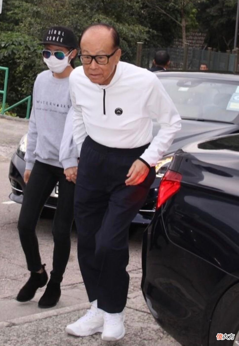 【时尚一点】李嘉诚人到九旬依旧容光焕发，着装正式状态却放松，儒雅又绅士