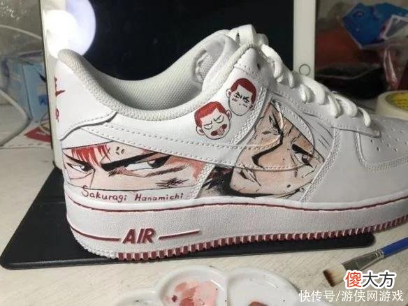 【时尚一点】潮出水男孩！日本潮人自制杰尼龟球鞋：直接插尿管吗？