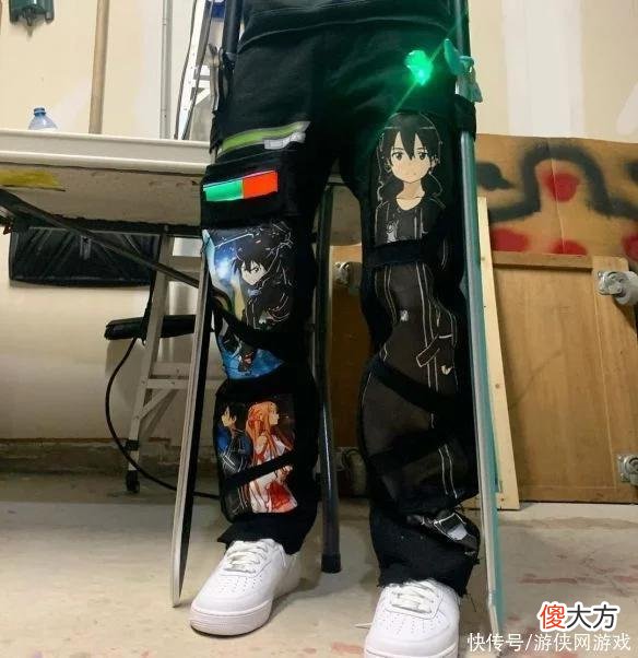 【时尚一点】潮出水男孩！日本潮人自制杰尼龟球鞋：直接插尿管吗？