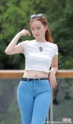 【时尚一点】经典蓝白色组合，紧身牛仔裤配白T，时尚又极具性感气质