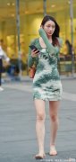 【就爱时尚】水墨写意印花短裙搭配草绿色开口衫，行走间充满诗情画意，显露东方浪漫