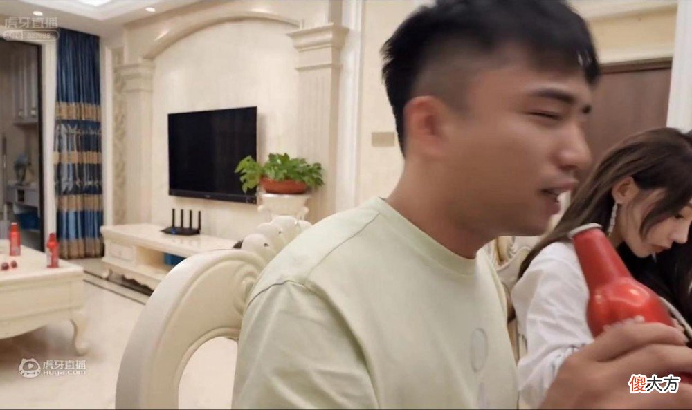 【游戏迷】童锦程与王者荣耀主播耀扬线下联动，网友：民政局一人交两块五