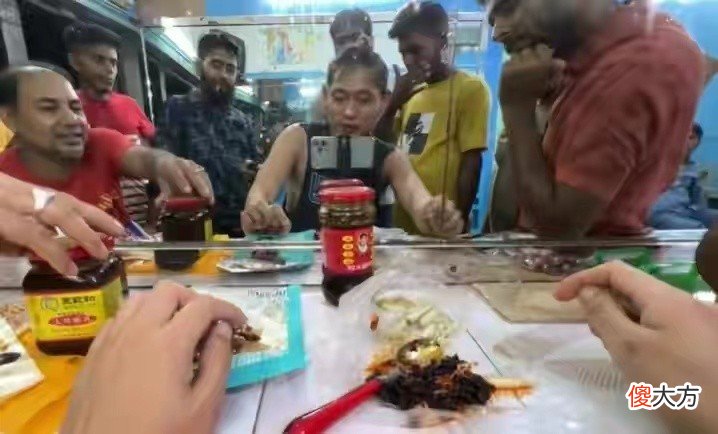 【游戏迷】小明哥高调开启直播首秀，当地好兄弟却直接开吃，粉丝哭笑不得