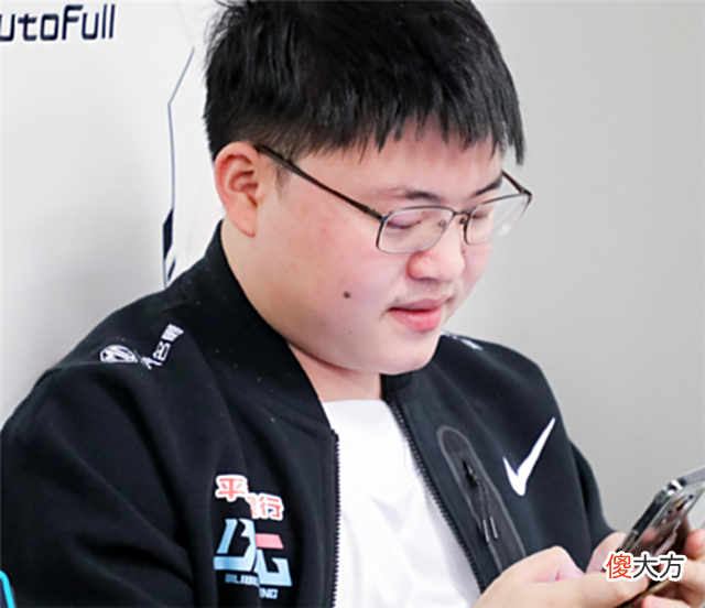 【游戏世界】RNG新成员重现uzi当年盛况?开播热度倍压老选手,直呼指挥是我的