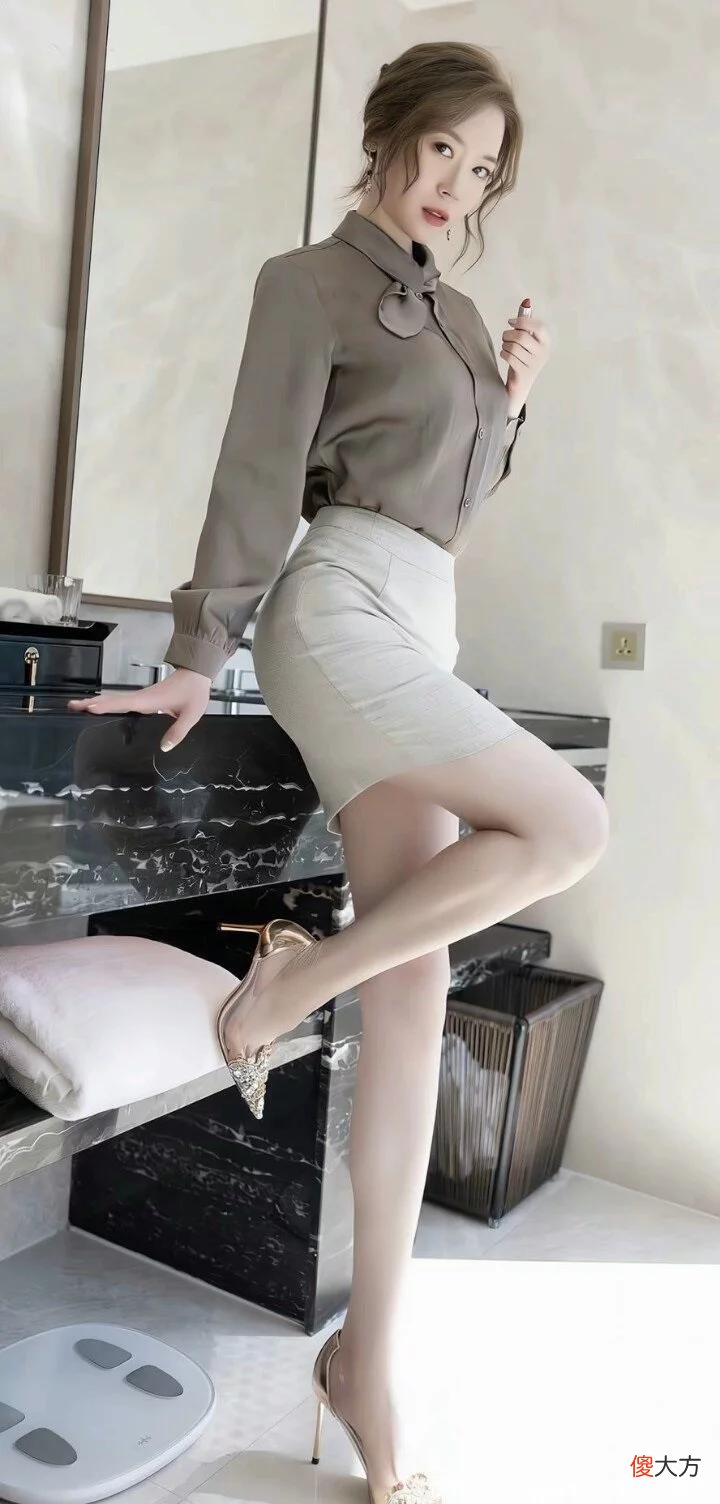 【就爱时尚】西装套裙内搭质感满满的咖色的衬衫更具有女人的魅惑