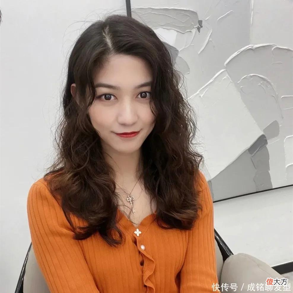 【就爱时尚】五十岁女人留什么发型显年轻？掌握这4个减龄公式，想不减龄都难