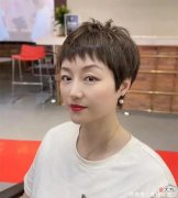 【就爱时尚】五十岁女人留什么发型显年轻？掌握这4个减龄公式，想不减龄都难