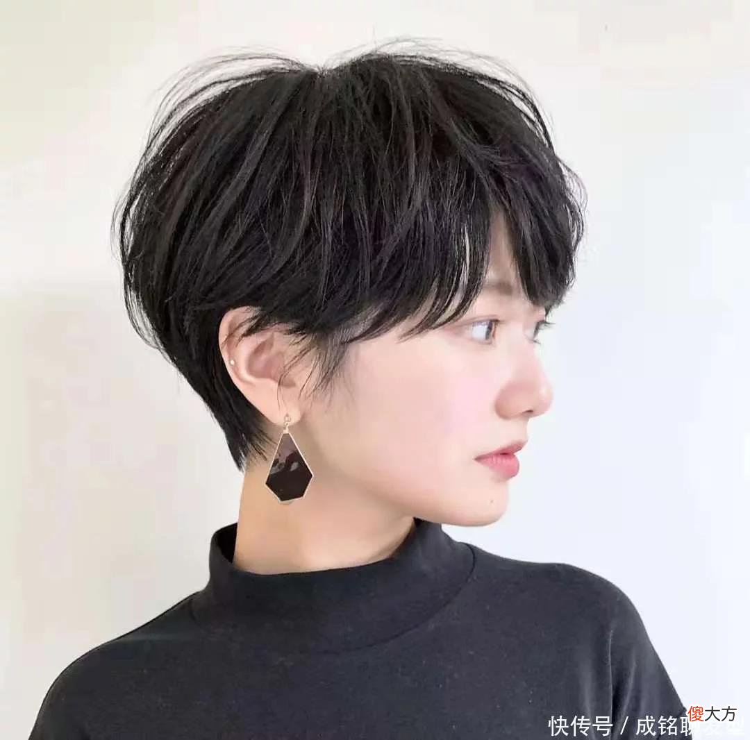 【就爱时尚】五十岁女人留什么发型显年轻？掌握这4个减龄公式，想不减龄都难