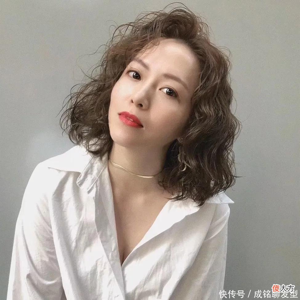 【就爱时尚】五十岁女人留什么发型显年轻？掌握这4个减龄公式，想不减龄都难